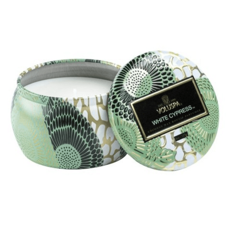 Mini_ Vela_ Lata _White _Cypress _25H _Relevo -_Voluspa